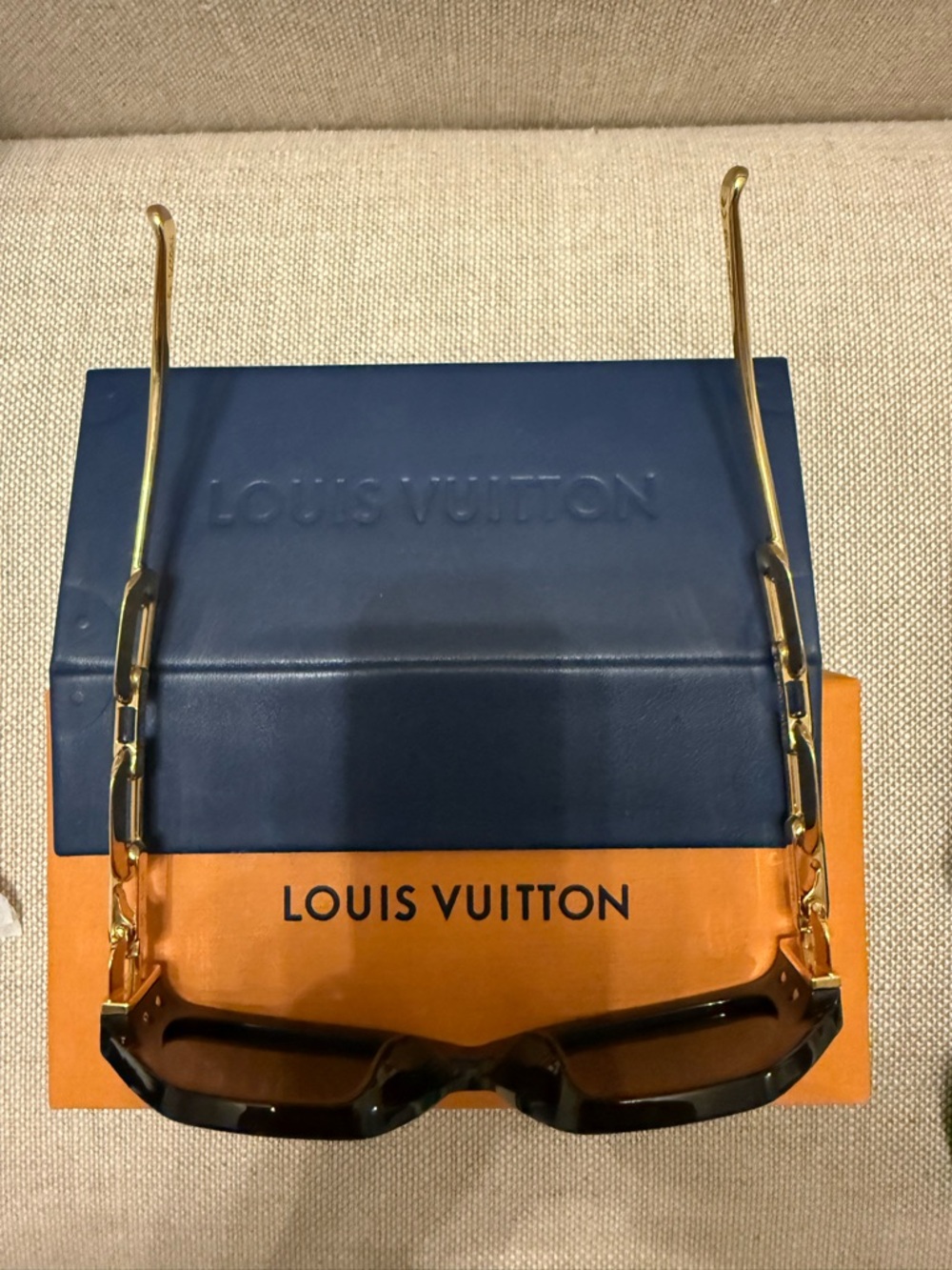 Louis Vuitton LV Edge Black Gold Cat-Eye Sunglasses - Picture 2 of 9
